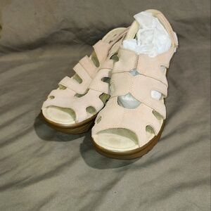 EUC Women's Sketchers Memory foam platform sandals size 6 soft pink